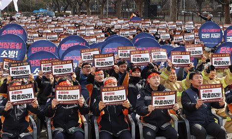 “죽지 않고 살고 싶다 인력 늘려달라” 영정 든 소방관의 외침 세계일보