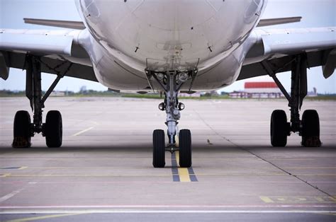 Tren De Aterrizaje Delantero De Grandes Aviones De Pasajeros Closeup