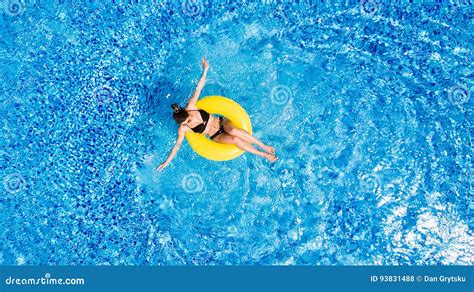 Het Concept Van De Vakantie Hoogste Mening Van Slanke Jonge Vrouw In Bikini Op De Gele Lucht