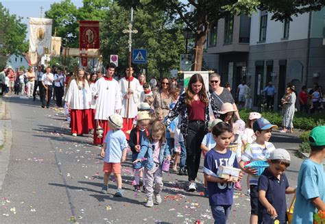 Kinder Streuen An Fronleichnam Blumen Und Gestalten Erstmals Tafeln