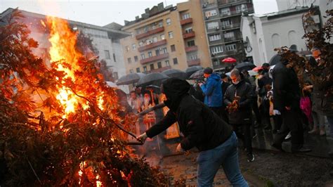 Foto Vernici Pale Badnjak Ispred Hrama Svetog Save