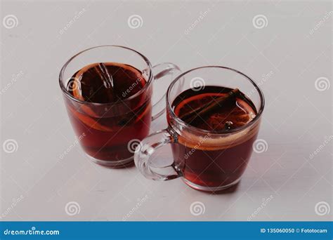 Vino Reflexionado Sobre En Tazas En La Tabla De Madera Blanca Foto De