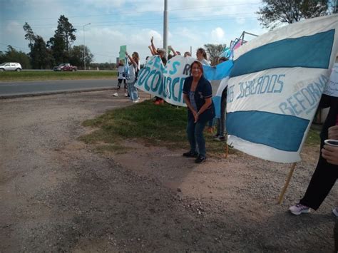 Docentes Autoconvocados visibilizaron su reclamo en la autovía LV16