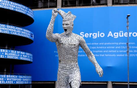 Toni Kroos Thinks Man City S Sergio Aguero Statue Looks Like Him