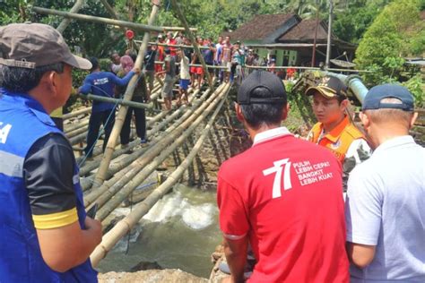 Warga Dibantu Relawan Bersihkan Sisa Material Banjir Dan Longsor Di