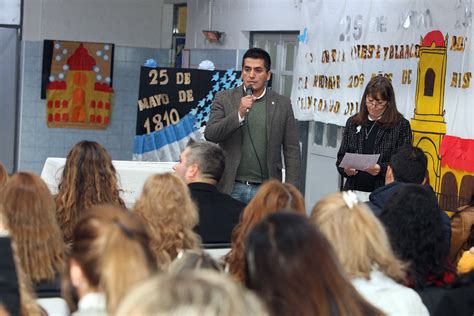 Entrega De Libros Prensa Gobierno De Mendoza