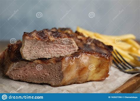 Bife De Carne Grelhada E Saboroso Em Mesa De Madeira Foto De Stock