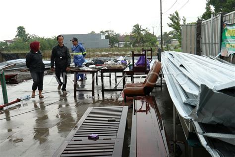 Dampak Angin Puting Beliung Di Banyuwangi ANTARA Foto