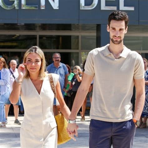 Sergio Rico Sale Del Hospital Tras Recibir El Alta Acompa Ado De Su