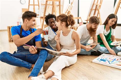 Grupo De Pessoas Sorrindo Sorriso Feliz Sentado No Ch O No Est Dio De