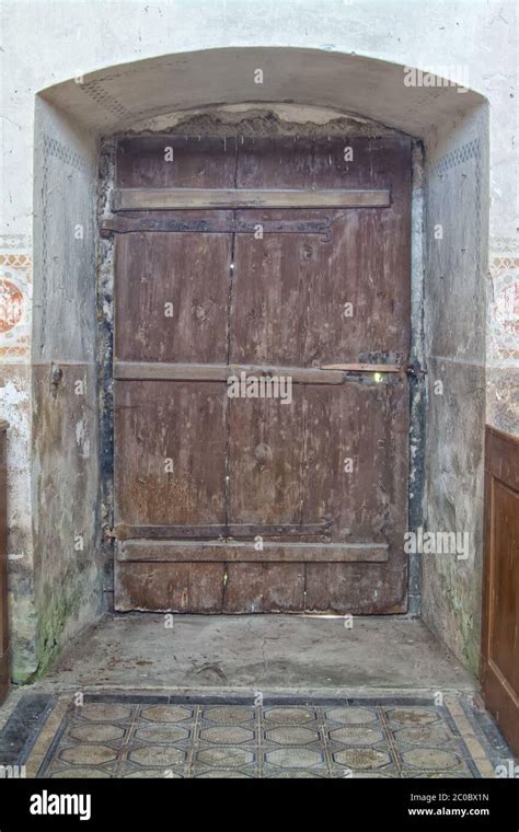 Puertas De Madera Antiguas Fotografías E Imágenes De Alta Resolución