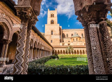 Der berühmte Kreuzgang der Kathedrale von Monreale Monreale Palermo