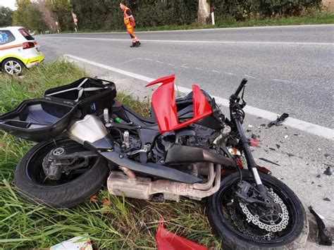 Incidente A Monsano Ancona Scontro Tra Moto E Tesla Muore Centauro