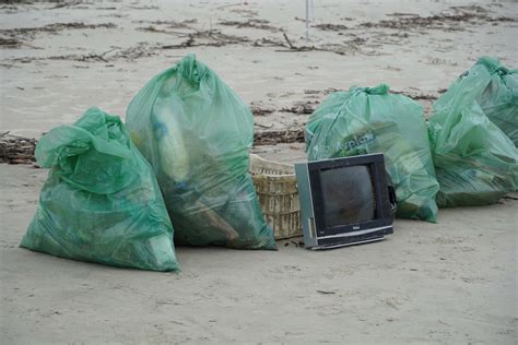 Apoio Do Estado Mutir O Recolhe Quase Uma Tonelada De Lixo Da Ilha