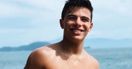 Thomaz Costa De Sunga Exibindo O Corpo Sarado Volume Na Cueca