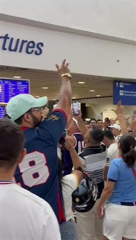 Torcida Lota Aeroporto E Fortaleza Embarca Mirando Corinthians