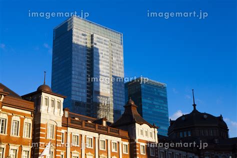 東京駅舎丸の内口から見た八重洲口の高層ビルの写真素材 108913502 イメージマート