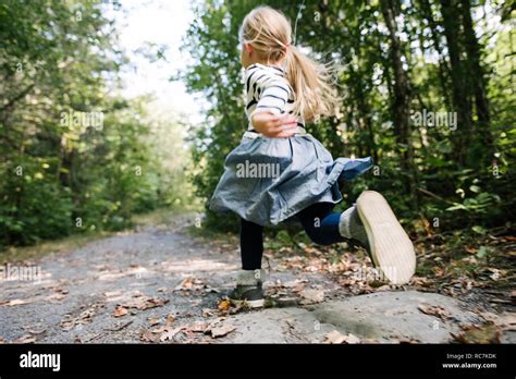 Petite fille en jupe Banque de photographies et dimages à haute