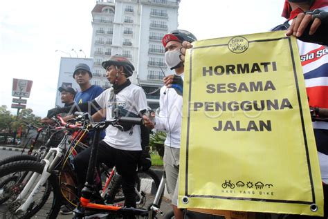 AKSI HORMATI SESAMA PENGGUNA JALAN RAYA ANTARA Foto