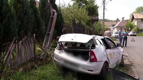 Un pieton care a anunțat la 112 un accident rutier a fost rănit de un