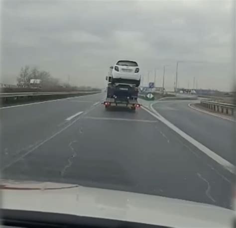 Un român a fost prins în Ungaria când transporta o mașină în remorca