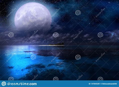 Luna Llena Sobre El Mar Y El Cielo Estrellado Imagen De Archivo