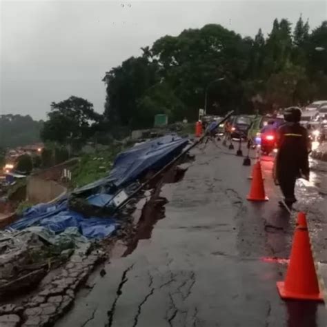 Hujan Yang Cukup Deras Mengakibatkan Jalan Raya Di Kota Bogor Longsor