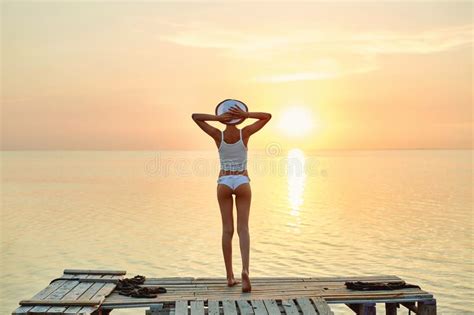 Mujer Sexual Hermosa En El Sombrero Y El Bikini Blancos En Un