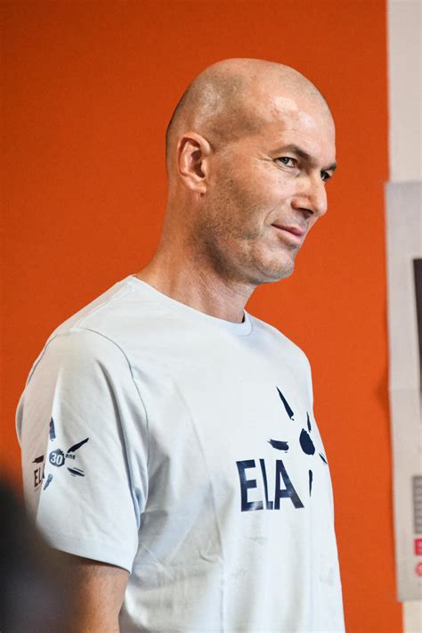 Photo Zinedine Zidane Fut Le Co Quipier De Bixente Lizararu En Quipe