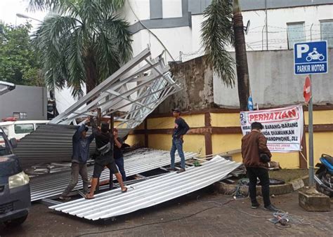 Atap Parkir RSUD Ulin Banjarmasin Ambruk Diterpa Hujan Dan Angin