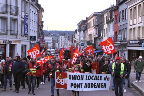 Vid O De Nombreux Manifestants D Filent Contre La R Forme Des