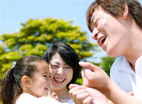 笑う日本人の家族[11004010578]の写真素材・イラスト素材｜アマナイメージズ