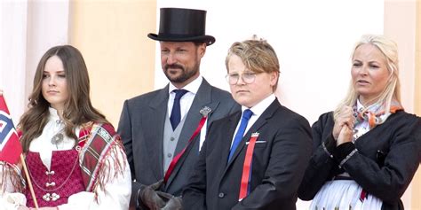 La Familia Real De Noruega Celebra Un At Pico D A Nacional Con Una