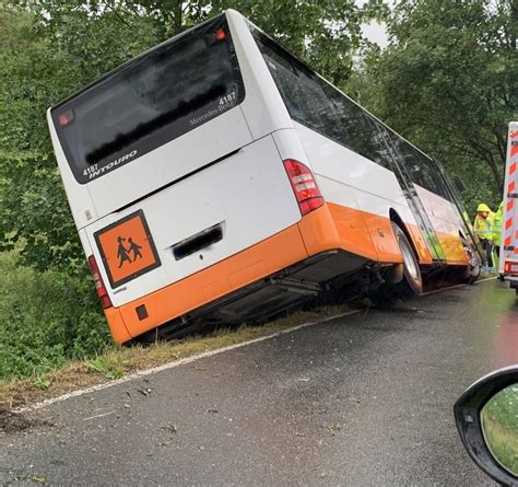 POL HI Bus Kommt Von Der Fahrbahn Ab Fahrer Leicht Verletzt