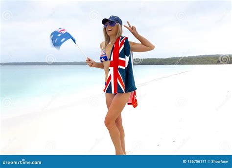 Mujer Bikini Australiana Con Parafernalia De Bandera Australiana Imagen De Archivo Imagen De