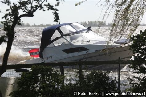 FOTO S VIDEO Opvarenden Boot In Nood Gered Op Vinkeveense Plassen