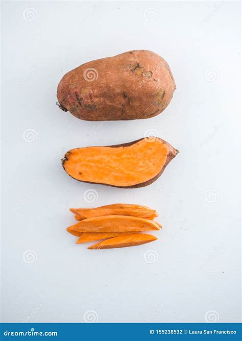 Batata Doce Crua Isolada No Branco Foto De Stock Imagem De Tub Rculo