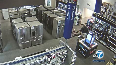 Suspect Sought In Violent Robbery Inside California Best Buy Store Abc7 New York