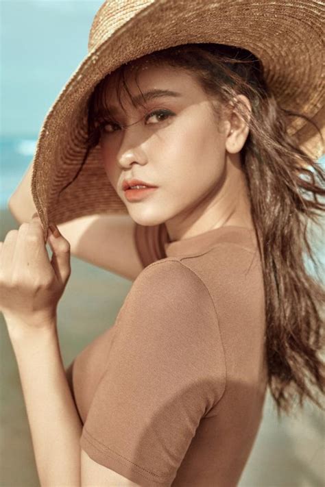 Gái 1 con Trương Quỳnh Anh đầy ướt át khi diện bikini bốc lửa