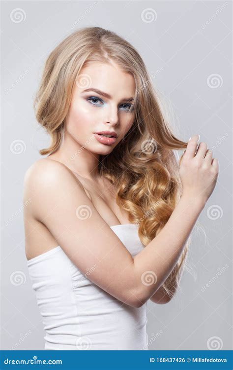 Mannequin Blonde De Femme Aux Cheveux Longs Photo Stock Image Du Effectuez Apparence 168437426