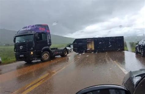 Carreta Tomba E Bloqueia As Duas Vias Da Br Na Sa Da Para O Rio De