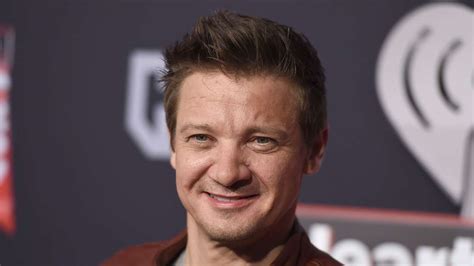 Jeremy Renner Nach Unfall Beim Schneer Umen In Klinik