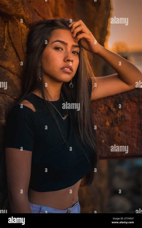 Niña morena con pelo lacio fotografías e imágenes de alta resolución