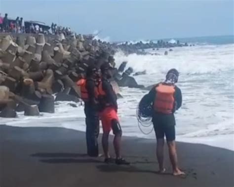 Sedang Duduk Di Pantai Ombak Besar Menelan 2 Korban Redaksi Https