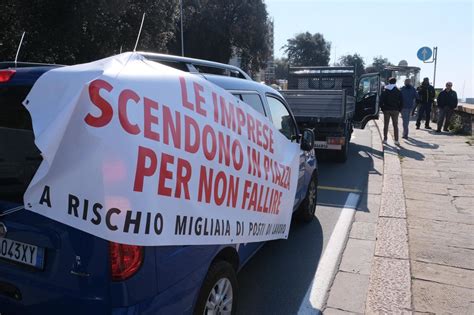 La protesta degli edili a Genova città bloccata dai cortei la Repubblica