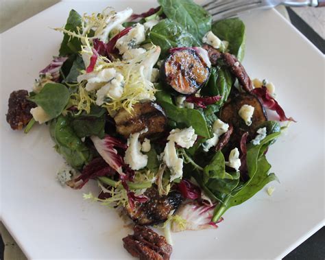 Salad with Grilled Figs, Blue Cheese and Spiced Pecans | Painperdu