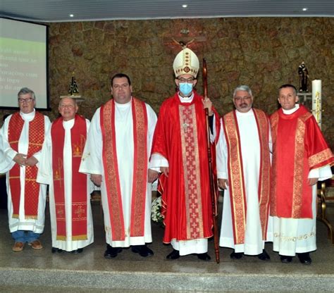 Dom Luiz Carlos Celebra Crisma E Apresenta Novo Vigário Paroquial Em