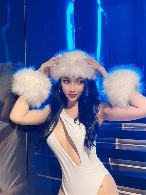 Nữ dancer HOT nhất hiện nay khiến người miền núi Double 2T né không