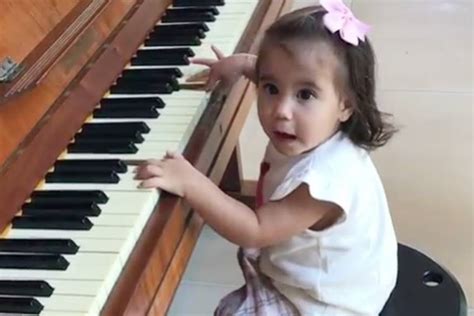 Deborah Secco posta vídeo da filha tocando piano e encanta internautas