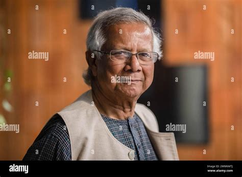 El Dr Muhammad Yunus posa para fotos durante una sesión de retrato en